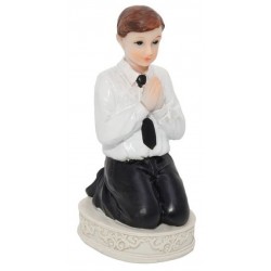 Chlapček kľačiaci na podstavci